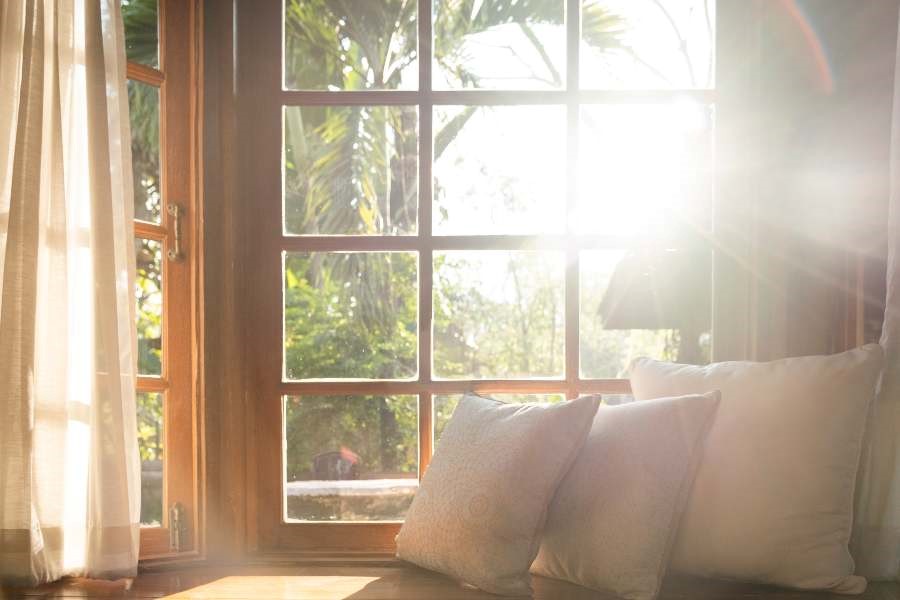 A window with many windows and pillows